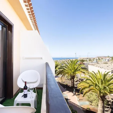 Sunny Days Oceanfront Apartment